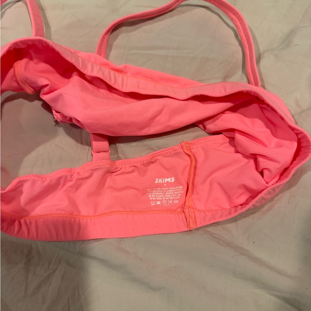 SKIMS Fits Everybody Scoop Neck Bra - Picture 3 of 3